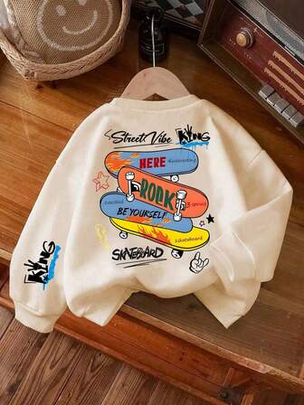 这款青少年男童长袖圆领套头衫饰有滑板图案，兼具舒适性、时尚性和百搭性。