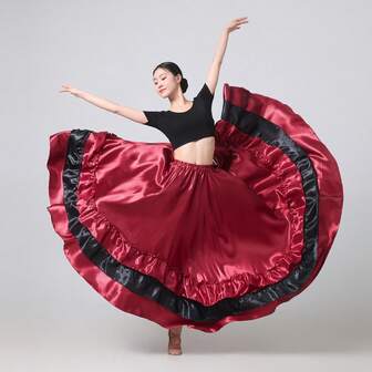 一件酒红色和黑色撞色全圆摆连衣裙，女士肚皮舞飘逸波西米亚风缎面轻盈夏季沙滩派对礼服，优雅A字裙