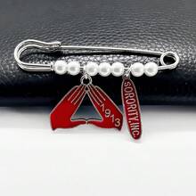 Red Greek Sorority Society DELTA 1913 Letter Enamelled Metal Pendant Simulated Pearl Brooch Pin - 紅色 - 查看 3