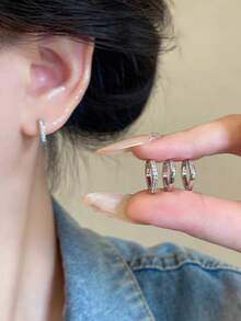 2 pares de pendientes de aro geométricos cuadrados elegantes y minimalistas con circonia cúbica micro-incrustada de cobre, para uso diario de mujeres con estilo minimalista - Plateado - Ver 3