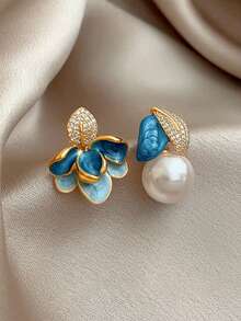 1 对简约时尚不对称花瓣珍珠水钻耳环，轻巧优雅，非常适合女性日常穿着和活动。
