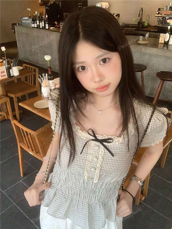 复古格纹印花喇叭腰蕾丝泡泡袖衬衫，袖口带抽绳