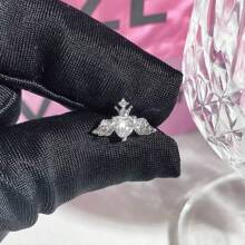 1 件水钻心翼钛钢耳骨耳钉，防过敏黑白锆石杠铃耳环，巴洛克设计耳饰，独特可爱的朋克风格 - 愛心翅膀 - 查看 4