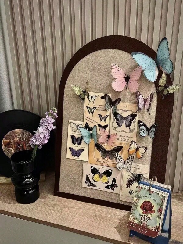 36 Stücke Aquarell Schmetterlinge + 5 Stücke Postkarten-Hintergrund Pinnwand Dekor DIY Set für Themen-Wanddekoration, 3D lebensechte Schmetterlinge für Hochzeit, Valentinstag, Party Dekorationen