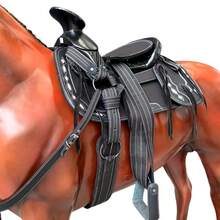 Montura Silla Charra para Caballo Resistente a la Humedad, Ligera, de Fácil Mantenimiento, Cantinas Desmontables- Equipada con Cincho,Carona Sencilla, Pecho pretal, Cabezada y Correas para Espuelas- Montura de Trabajo - Negro-Fuste Negro - Ver 5