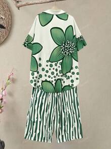 Set de două piese pentru femei, mărime mare, cu imprimeu floral, stil boem de vacanță - bluză cu mânecă scurtă, guler cu rever și tiv neregulat + pantaloni largi cu dungi, ținută casual de vară, ținută casual | Top cu imprimeu floral | Textură