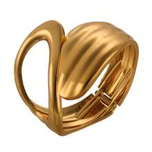 18K镀金不锈钢宽面凹凸开口手镯，时尚简约，适合女性佩戴，可用于派对、约会和办公场合。