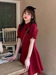 Vestido corto elegante informal de corte A para mujer con cuello alto, detalle de lazo, mangas cortas de obispo, tejido ligeramente elástico - Burdeos - Ver 3