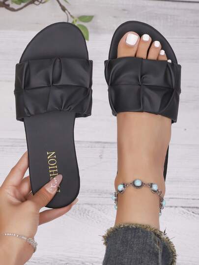 Sandali flat con punta quadrata e pieghe, stile vacanziero estivo, sandali scorrevoli in PU nero con vestibilità ampia per le donne