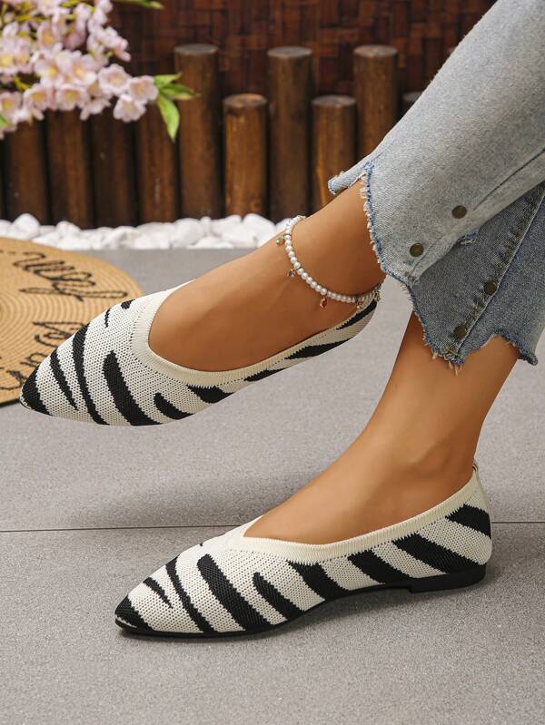A Pair Of Breathable And Comfortable Knitted Embroidered Flat Soled Shoes For Women, With A Knitted Upper Design With Multiple Pores, Can Effectively Keep Feet Dry And Suitable For All Seasons. Can Be Paired With Wide Leg Pants, Skirts, And More. Suitable For Daily Leisure Or Commuting. Buying As A Gift For Oneself Or Family Is An Unexpected Surprise.