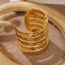 18K镀金不锈钢宽面凹凸开口手镯，时尚简约，适合女性佩戴，可用于派对、约会和办公场合。