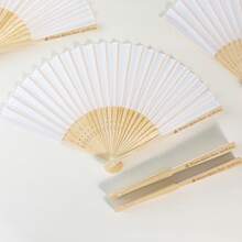 个性化丝绸婚礼扇，白色丝绸雕花折扇，批量定制婚礼伴娘回礼，特殊活动扇，夏季婚礼，乡村风格，色彩缤纷，可爱，迷人，趣味十足，卡哇伊，千禧风格，时尚，男女皆宜，休闲，定制，个性化，独特，专属定制，送给他/她的理想礼物，送给她的理想礼物，送给你的男朋友/女朋友，送给家人，送给朋友。