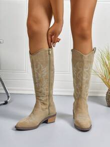 A Pair Of Women's Mid-Calf Boots For All-Season Outdoor Casual Outings, Featuring A Striped Print Design On The Upper, Which Is Stylish And Versatile.