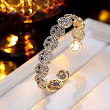 Modny minimalistyczny okrągły uśmiechnięty twarz miedziany cyrkonia sześcienna dekoracyjny dodatek, odpowiedni na imprezy i spotkania