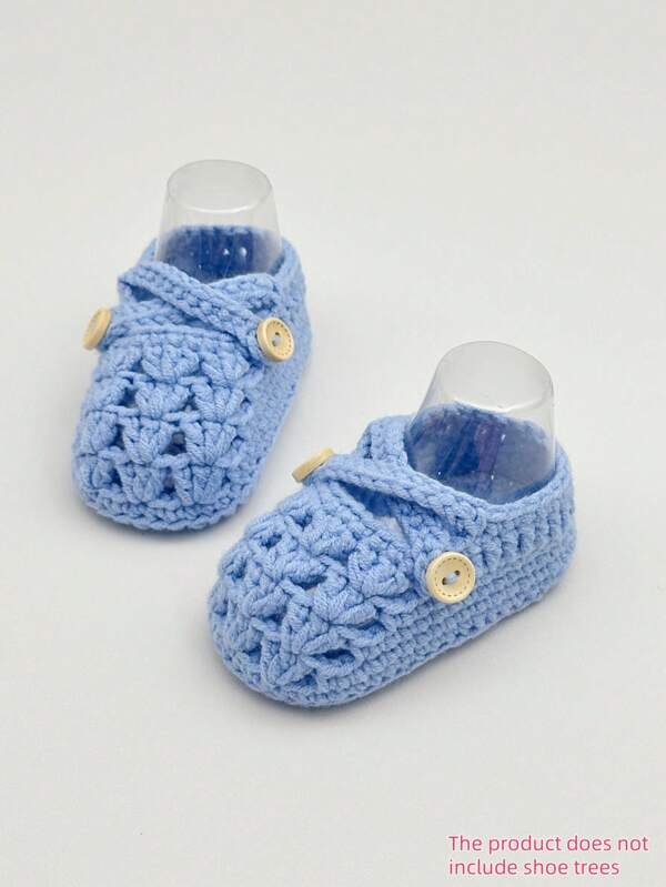 1 Paar handgemachte Baby Booties, gehäkelte gestrickte fliederfarben Schuhe mit Knopfdetail, Babygröße