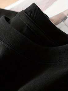 Women's Black Mother's Day T-Shirt: Happy Mother's Day Floral Lettering With Wreath Bow Design, Casual Round Neck Short-Sleeved Top, Suitable For Spring, Summer, And Autumn, Machine Washable. Gift For Mom.