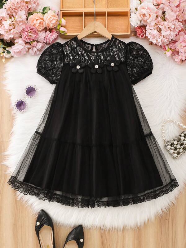 Vestido negro de niña con cuello redondo y aplicaciones de encaje
