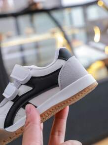 زوج واحد من الأربطة والإغلاقات الرياضية البسيطة للأطفال، مناسب للارتداء الداخلي والخارجي