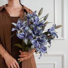 蓝色丝绸花，复古百合人造花插花，2朵花和1个花蕾，乳胶真触复活节百合花，婚礼花束派对餐厅家居餐桌装饰中心婚礼花束