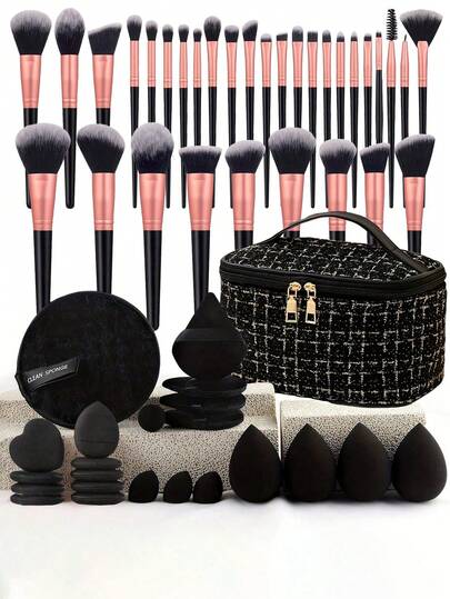 55件套化妆刷套装：包含32支化妆刷——粉底刷、散粉刷、眉刷、腮红刷、高光刷、眼影刷、睫毛刷、眼线刷、轮廓刷、细节刷、鼻刷、面部刷；1个化妆包；4个化妆海绵；4个粉扑；1个卸妆液；4个迷你美妆蛋；4个指套粉扑。