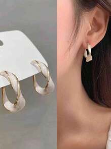 1 par de pendientes de aro en forma de gota de aceite de color blanco lechoso con decoración de rhinestones en dorado y rojo, adecuado como regalo de graduación o regalo para amigos