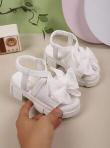 1 双女童时尚蝴蝶结装饰凉鞋，可爱甜美厚底休闲鞋，适合儿童，夏季旅行和度假