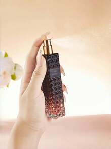 1瓶30毫升Miss Adventure香氛喷雾，知名无焰香薰品牌，蕴含持久自然清新和迷人自然气息，散发优雅花果香氛。室内外均可使用，适合约会、派对、度假、家庭和办公室场合。是馈赠亲朋好友和情侣的理想礼物。 - 多香 - 查看 2