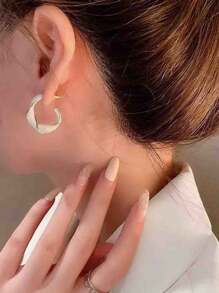 1 par de pendientes de aro en forma de gota de aceite de color blanco lechoso con decoración de rhinestones en dorado y rojo, adecuado como regalo de graduación o regalo para amigos