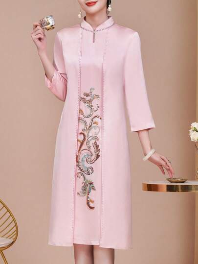 莲藕粉色七分袖连衣裙，奢华花卉亮片装饰立领及膝正式连衣裙，适合中年母亲穿着，领口饰有水钻，后背拉链设计，适合婚礼、庆典、派对、正式场合、日常穿着、度假、新娘母亲礼服等场合。