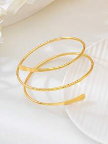 1 Stück 3-stufiges goldfarbenes Armband mit verschränkten Armen, minimalistischer metallischer Blumenlinien-Gravurarmreif, Sommer Körperschmuck für Frauen, Party-Accessoires, Geschenk für Freundin