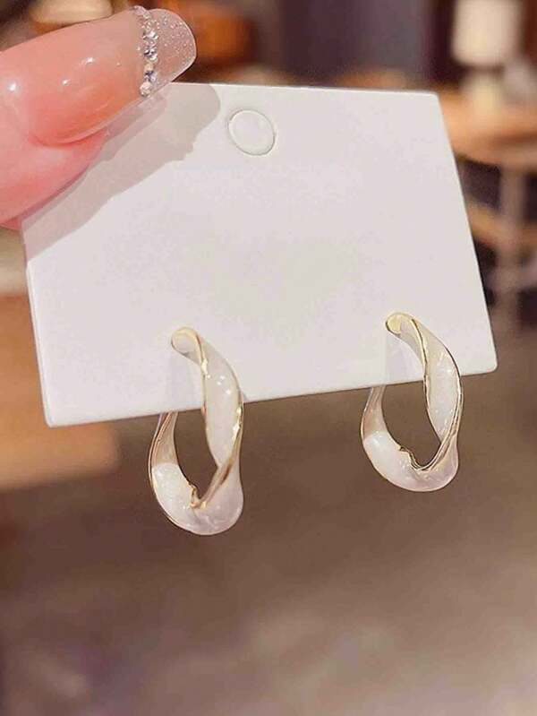 1 par de pendientes de aro en forma de gota de aceite de color blanco lechoso con decoración de rhinestones en dorado y rojo, adecuado como regalo de graduación o regalo para amigos