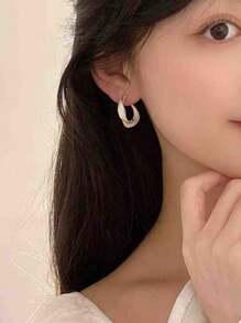 1 par de pendientes de aro en forma de gota de aceite de color blanco lechoso con decoración de rhinestones en dorado y rojo, adecuado como regalo de graduación o regalo para amigos