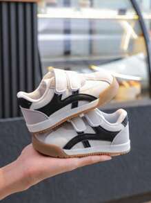 زوج واحد من الأربطة والإغلاقات الرياضية البسيطة للأطفال، مناسب للارتداء الداخلي والخارجي