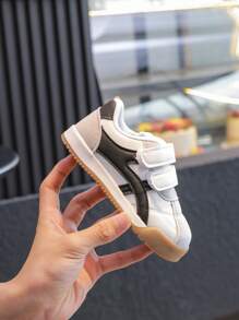 زوج واحد من الأربطة والإغلاقات الرياضية البسيطة للأطفال، مناسب للارتداء الداخلي والخارجي