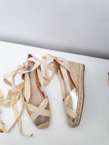 VIKIVIKI SHOES SCARPE DA DONNA Espadrillas con zeppa in iuta e lacci alla caviglia. Il loro design essenziale è perfetto per passeggiate estive, eventi informali o cene all'aperto. Offrono grande comfort e stabilità durante la camminata grazie alla suola antiscivolo. Consegna entro 1-3 giorni lavorativi nella Penisola Iberica. - Dorato - Visualizzare 2
