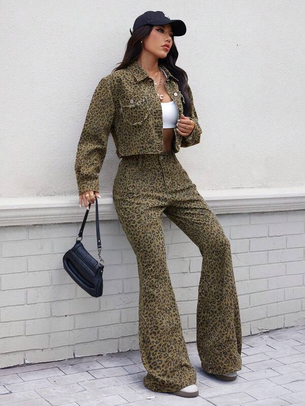 Jeansanzug mit Leoparden-Muster Jacke und Hose, Fleece-Design Elemente, neuer Halloween-Stil Straßen-Retro vielseitig Pendler Alltags-Lässig Einfache Straßen-Mode Jacke Oberteil und bequeme ausgestellte Jeans 2-teiliges Set