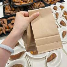 50/100 bolsas de papel kraft marrón, bolsas de embalaje duraderas para regalos de fiesta, aperitivos, galletas, hamburguesas, adecuadas para pequeños negocios, comestibles, almuerzos, recuerdos de fiesta, para llevar, aplicables para fiestas, bodas, cenas de verano, vuelta al cole, Día Nacional, Halloween, Navidad