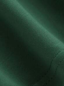 这款男童长袖圆领卫衣印有“卡通汽车和标语”图案，舒适时尚，休闲百搭，是秋冬季的理想之选。