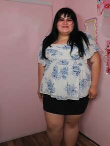 Enliva 女式加大码波西米亚风度假雪纺蓝色花卉印花褶皱荷叶边短袖衬衫，适合夏季 - 藍白色 - 查看 4