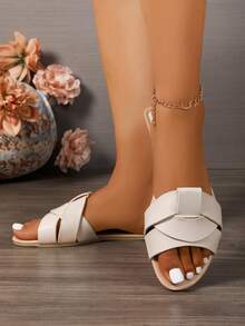 Women's Cross-Strap Sandals Are Simple And Fashionable. A Popular Casual Item In Summer, The Cross-Strap Design On The Upper Adds A Three-Dimensional Feel. It Is Suitable For Pairing With Loose-Fitting Wide-Leg Jeans And A Short Cropped Top To Create A Casual And Fashionable Summer Look, Suitable For Shopping, Vacations And Other Relaxing Occasions. - 米色 - 查看 3