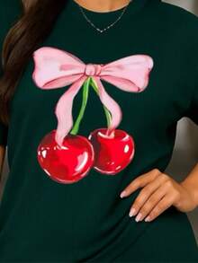 Conjunto casual  Outfit femenino  Ropa cómoda  Look urbano  Estilo relajado Blusa holgada  Blusa estampada  Biker short  Short ajustado  Short deportivo  Estampado lateral - Verde Oscuro - Ver 2