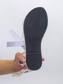 1 双女士纯色露趾罗马风格时尚凉鞋，采用柔软灵活的一体式材料制成，配有踝带扣和金链装饰，打破单调，舒适行走 - 白色 - 查看 7