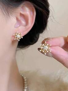 1 对简约优雅雪花设计人造珍珠镶嵌玻璃耳钉，适合女性日常、通勤和节日 - 金黃色 - 查看 3