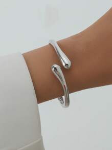 1pc Retro Minimalist Asymmetrical Metal Water Drop Snake Bracelet, Personalized Exaggerated Simplified Geometric Abstract Design Luxury Elegant Bracelet, Suitable For Women's Daily Commute, Holiday Gifts, Friends Parties And Banquets, Fashion Street Photography, Fashion Show Accessories