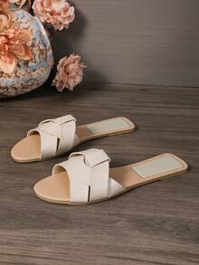 Women's Cross-Strap Sandals Are Simple And Fashionable. A Popular Casual Item In Summer, The Cross-Strap Design On The Upper Adds A Three-Dimensional Feel. It Is Suitable For Pairing With Loose-Fitting Wide-Leg Jeans And A Short Cropped Top To Create A Casual And Fashionable Summer Look, Suitable For Shopping, Vacations And Other Relaxing Occasions. - 米色 - 查看 7