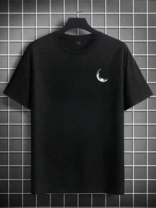 Camicia a maniche corte con stampa grafica da uomo - Maglietta casual a girocollo nera con vestibilità ampia realizzata in tessuto di poliestere durevole, lavabile in lavatrice per l'estate all'aperto, motivo di luna e alberi | Abbigliamento leggero - nero - Visualizzare 2