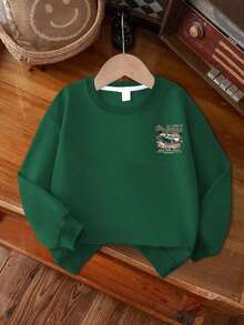 这款男童长袖圆领卫衣印有“卡通汽车和标语”图案，舒适时尚，休闲百搭，是秋冬季的理想之选。