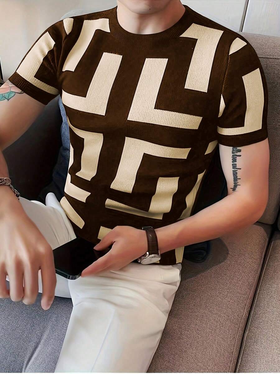 男士短袖圆领针织T恤 - 黑白几何图案。柔软面料，穿着舒适。非常适合夏季休闲装、日常外出和时尚造型。 - 咖啡棕 - 查看 1
