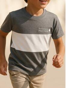 "Camiseta para niño Southampton Polo Club original, estilo color block con franjas contrastantes, moda infantil 2025, camiseta casual de algodón suave y transpirable para verano, ideal para niños activos, ropa cómoda y moderna para uso diario, polo clásico con logo estampado en el pecho, camiseta de niño gris con diseño juvenil y deportivo, outfit perfecto para escuela, parque o vacaciones" - Blanco - Ver 1