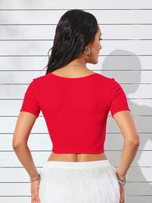 Blusa crop top dama mujer manga corta abertura frontal pecho cut out escote sensual entallado ajustado ceñido suave y2k cool aesthetic juvenil casual moderno verano diario dia noche primavera playa calor comodo fresco ligero - Rojo - Ver 2